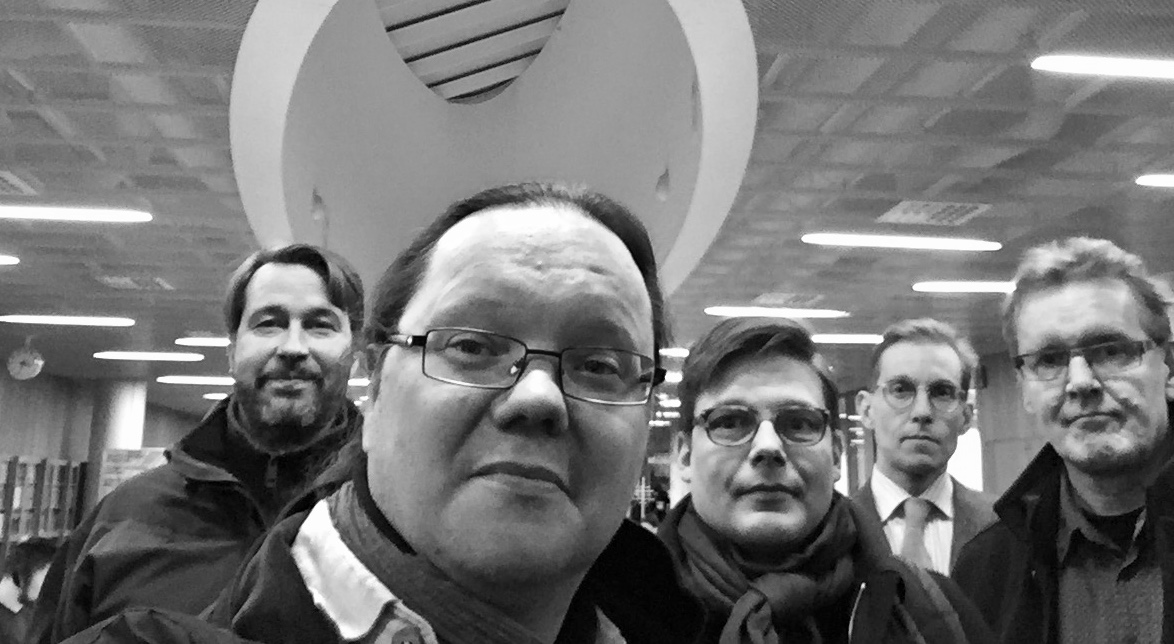 Musiikkikirjastoyhdistyksen syyskokouksen 5.12.2017 osallistujia Kaisa-talossa: Lassi Kokkonen (vas.), Tuomas Pelttari, Jaska Järvilehto, Jaakko Tuohiniemi ja Heikki Karjalainen.