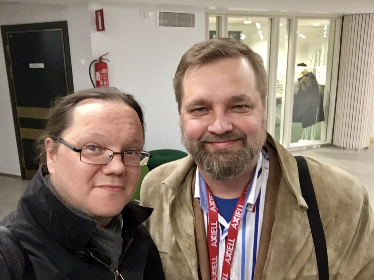 Yhdistyksen puheenjohtaja Tuomas Pelttari (vas.) ja Axiell Finlandin edustaja Esa Peltonen ovat tyytyväisiä koulutuspäivän antiin.