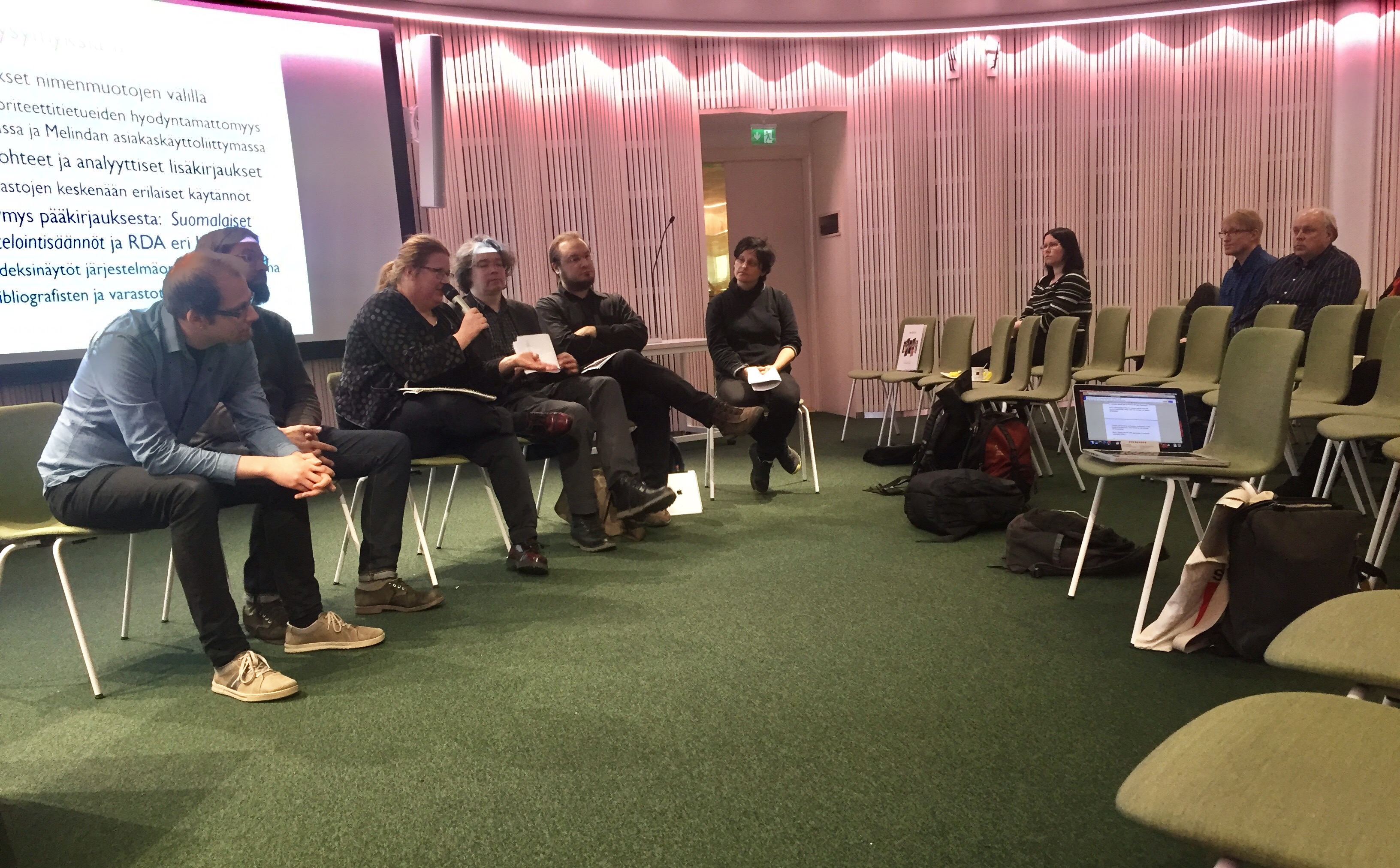 Kevätseminaarin aamupäivän aiheena oli musiikin tiedonhaun kehittäminen. Paneelikeskusteluun osallistuivat Bjarne Beckmann (vas.) Erkki Tolonen, Minttu Hurme, Mikko Haataja, Tapani Moisio ja Katerina Sornova. Yleisökommentteja ja keskustelua johti Jaakko Tuohiniemi (ei kuvassa).