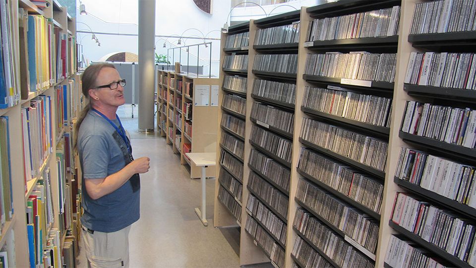 Musiikkikirjastotyö on lähellä Reijo Holmin sydäntä. Nykyään Kokkolan kirjaston vahtimestarina työskentelevä Holm tuntee pääkirjaston musiikkikokoelman hyvin.