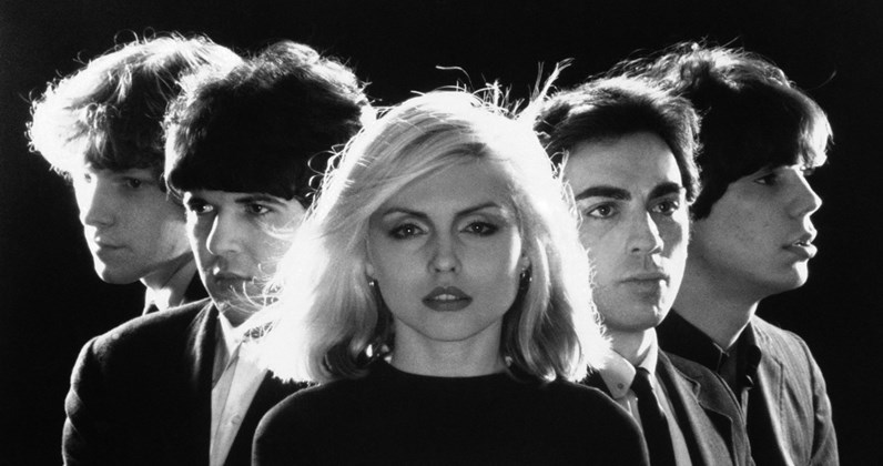 Debbie Harry (kesk.) ja Blondie.