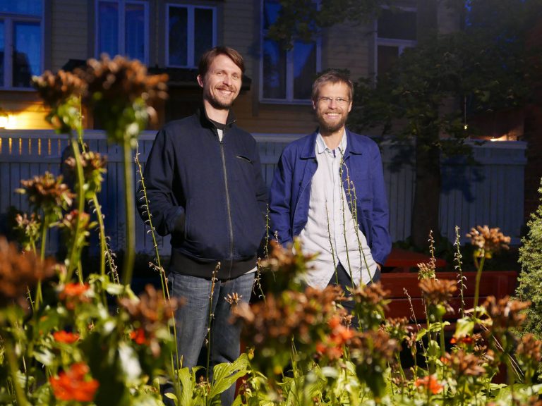 Topias Tiheasalo (vas.) ja Niko-Matti Ahti esiintyvät Turun musiikkikirjastossa 13. lokakuuta. Klo 13 alkavassa tilaisuudessa kuullaan teos 'Viisi kirjainta – Elämä'.