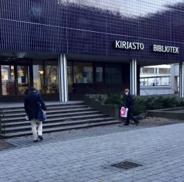 Pasilan kirjaston sisäänkäynti.