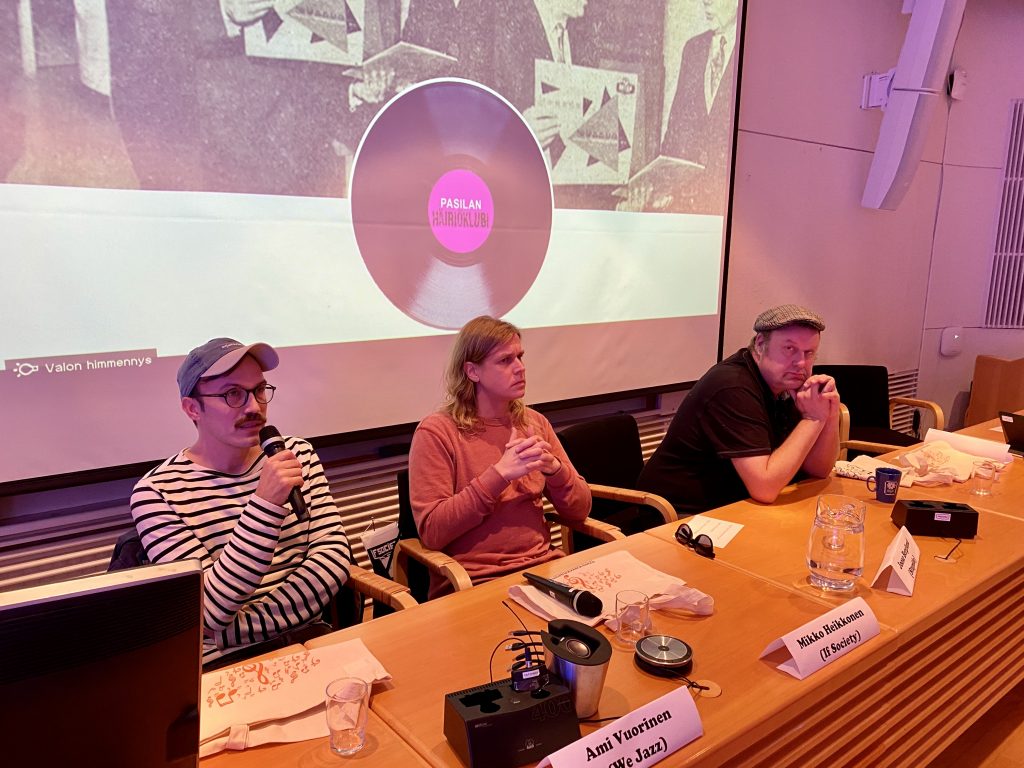 Levy-yhtiöiden We Jazz, If Society ja Stupido Records edustajat paneelissa. Vasemmalta: Ami Vuorinen, Mikko Heikkonen ja Joose Berglund. Kuva: Tuomas Pelttari.