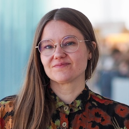 Heini Strand ja Oma levyhylly . Kuva: Nadia Mannaa