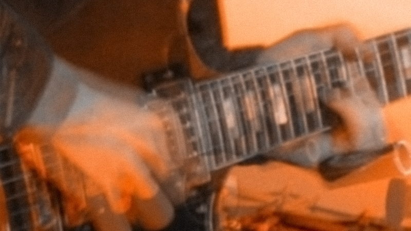 Lähikuva kitaran otelaudasta.