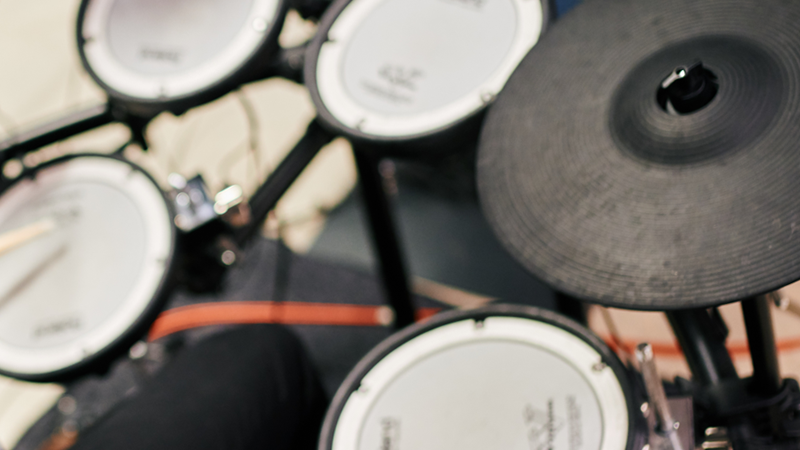 Epätarkka kuva rumpusetistä.