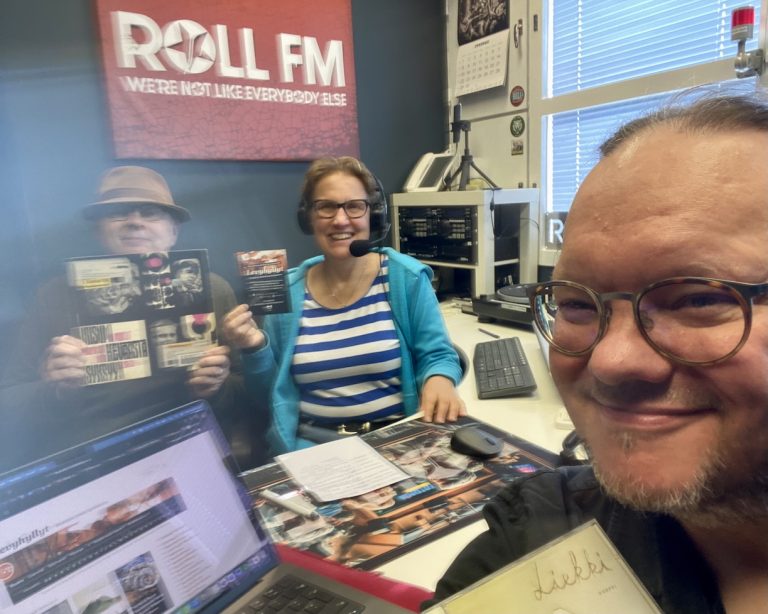 Kirjasto soikoon! -ohjelmassa 24. syyskuuta 2025 vetäjänä Jukka Halttunen, tekniikassa Laura Aaltonen ja Musiikkikirjastot.fi:stä ja Levyhyllyistä Tuomas Pelttari. Kuva: Tuomas Pelttari