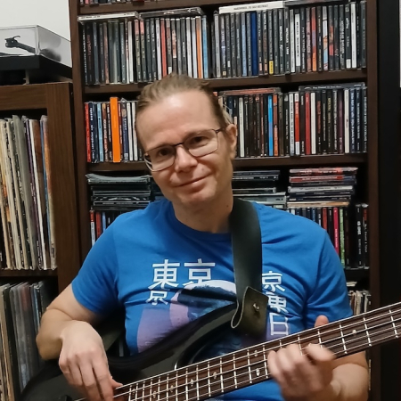 Oma levyhylly ja Intervalli • Mikael Salo – tunne edellä basismiin ja sarjakuvaan • Kuva: Mikael Salo 2025