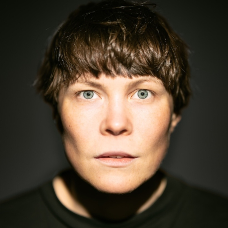 Auli Särkiö-Pitkänen ja Levyhyllyt • Kadi Vija tekee äänitaidetta laulaen • Kuva: Teemu Mattsson