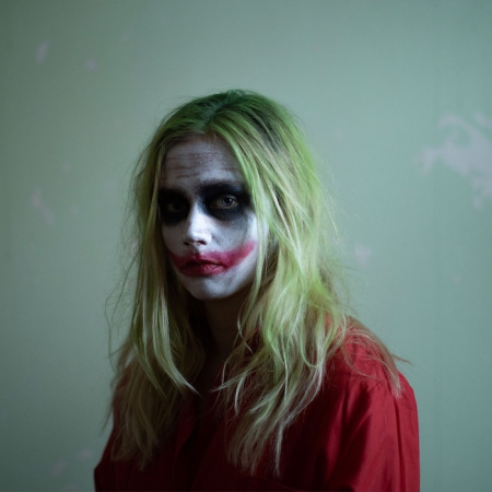 Ari Väntänen ja Levyhyllyt • Maustetytöt – se, mikä ei tapa, vääristää • Itken jos mua huvittaa [2026] • Kuva: Maustetytot – Itken jos mua huvittaa [Lördag 2026]