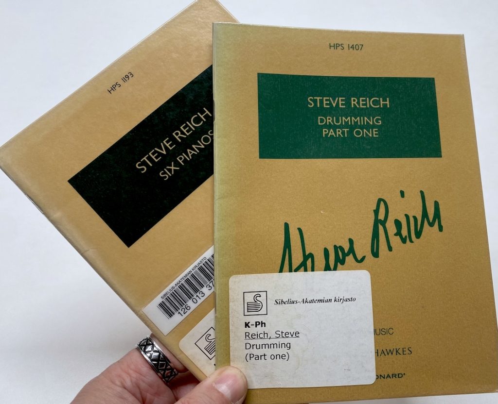 Steve Reichin teosten pienoispartituureja Taideyliopiston Sibelius-Akatemian kirjastossa 4. joulukuuta 2025. Kuva: Tuomas Pelttari