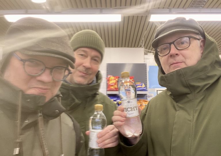 Kirjasto soikoon! -ohjelmassa 21. tammikuuta 2026 vieraana Intervallin päätoimittaja ja Musiikkikirjastot.fi:n suunnittelija Tuomas Pelttari, vetäjinä Lassi Kokkonen ja Jukka Halttunen Helsingin kaupunginkirjastosta. Kuva: Tuomas Pelttari