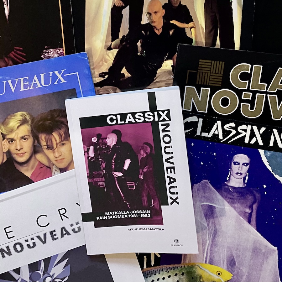 Aku-Tuomas Mattilan kirja ja Classix Nouveaux -levytyksiä. Kuva: Tuomas Pelttari 24.3.2026