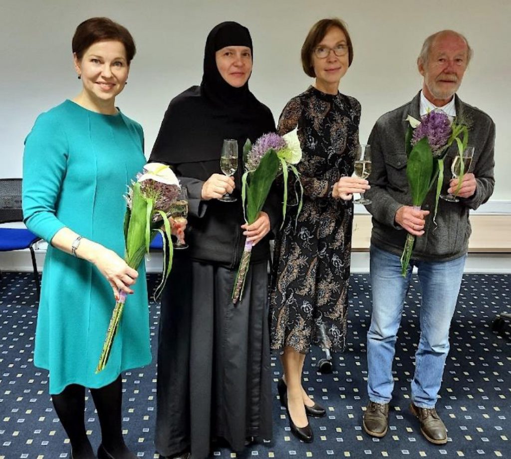 EMKÜ:n neljä puheenjohtajaa Viron musiikkikirjastoyhdistyksen 30-vuotisjuhlassa, vasemmalta Kaie Viigipuu-Kreintaal, nunna Theososti (Aurika Gergeležiu), nykyinen puheenjohtaja Heidi Heinmaa ja Avo Kartul. 