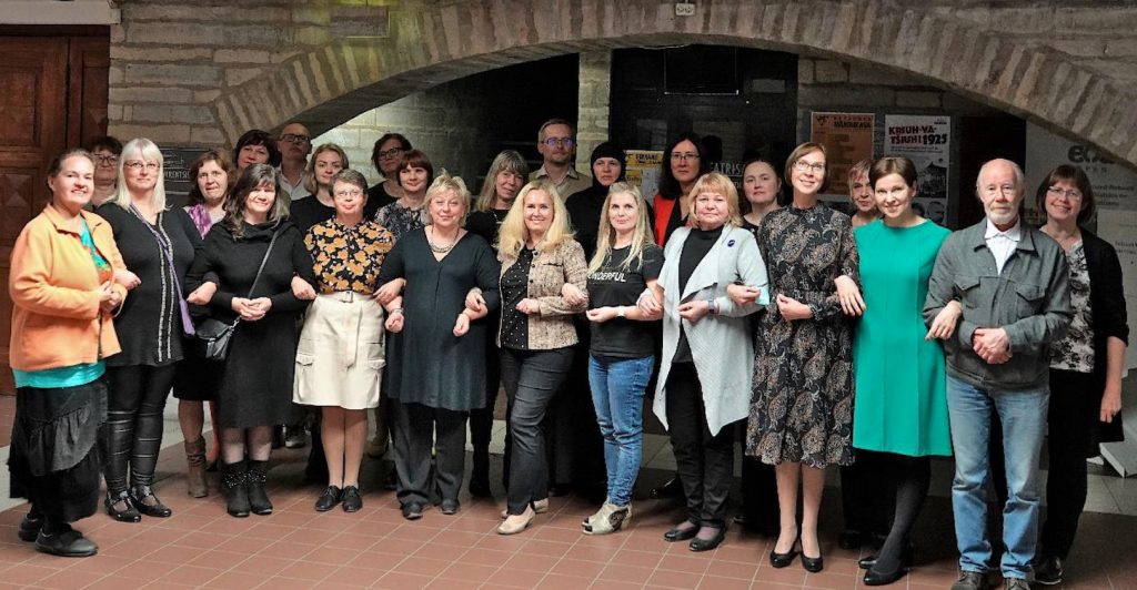 Viron musiikkikirjastoyhdistyksen väkeä 30-vuotisjuhlan yhteiskuvassa 8. lokakuuta 2021.