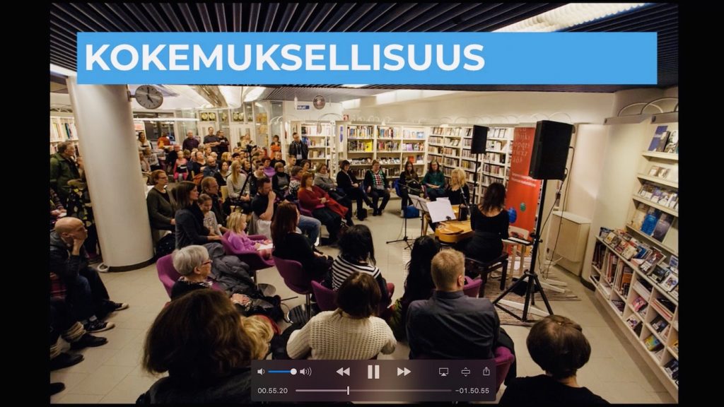 Kokemuksellisuus välittyy yleisötilaisuudessa Tampereen pääkirjasto Metson musiikkiosastolla. 
