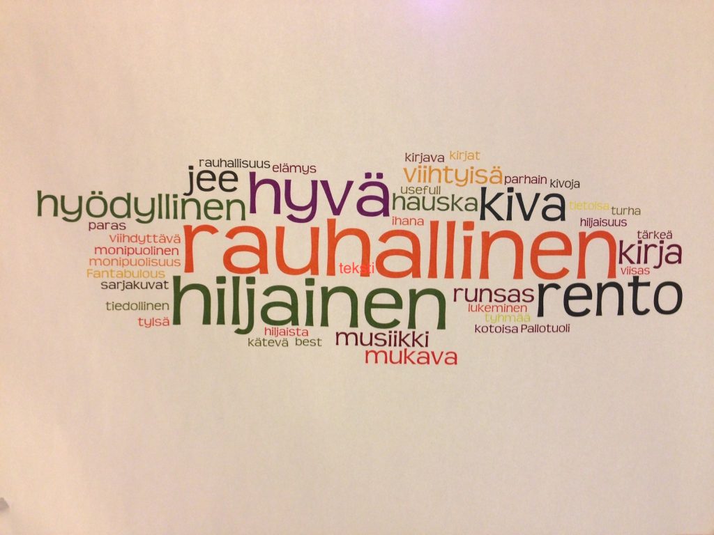 Tunnelman sanallista kuvailua musiikkiosaston ovelta Lappeenrannan pääkirjastossa. Kuva: Meri Kytö