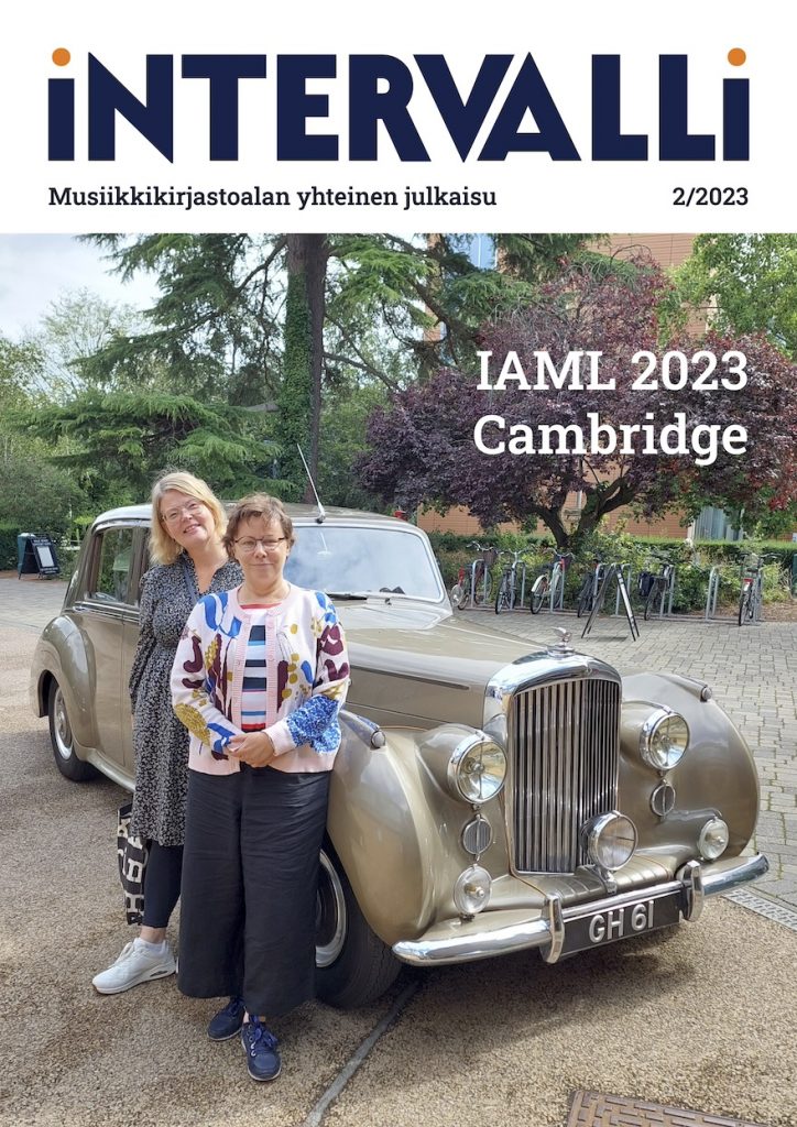 Intervalli 2/2023. Kansi: IAML 2023 Cambridgen kongressipaikalle Bentleyllä saapuneet Maaria Harviainen (oik.) ja Tiina Tolonen. Kuva: Head Chauffeur Zane