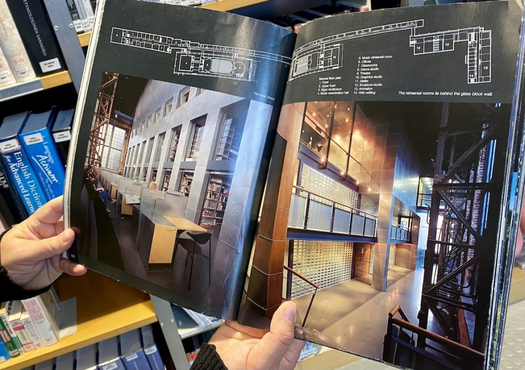 Taidekirjasto Sigynin tilat ovat muuttuneet vuosien varrella. Rakennuksen arkkitehtuuria on esillä teoksessa Living Architechture – Scandinavian Design. 9.10.2023. Kuva: Tuomas Pelttari