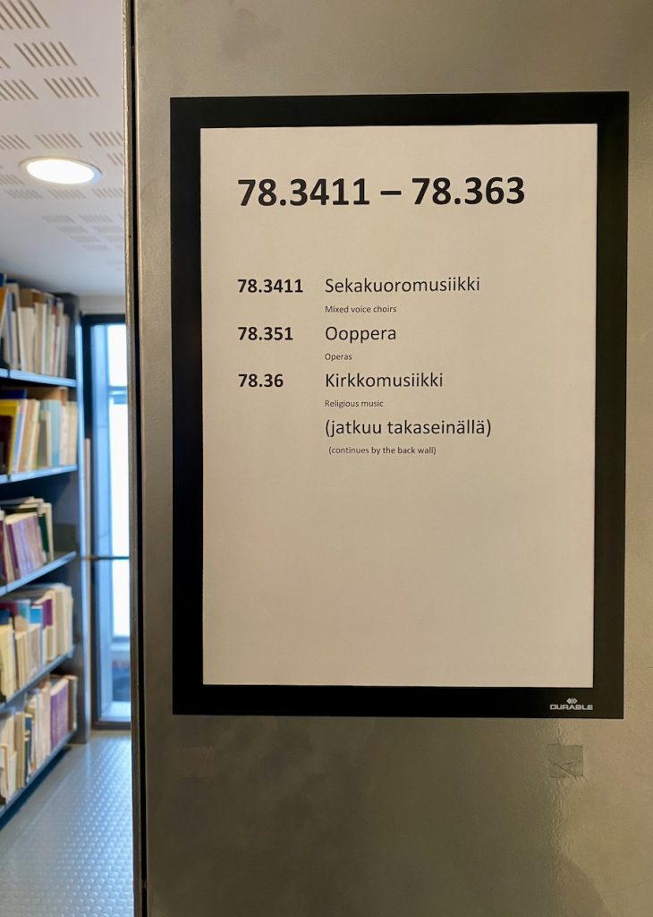 Taidekirjaston järjestelmällisyyttä. Taidekirjasto Sigyn 9.10.2023. Kuva: Tuomas Pelttari