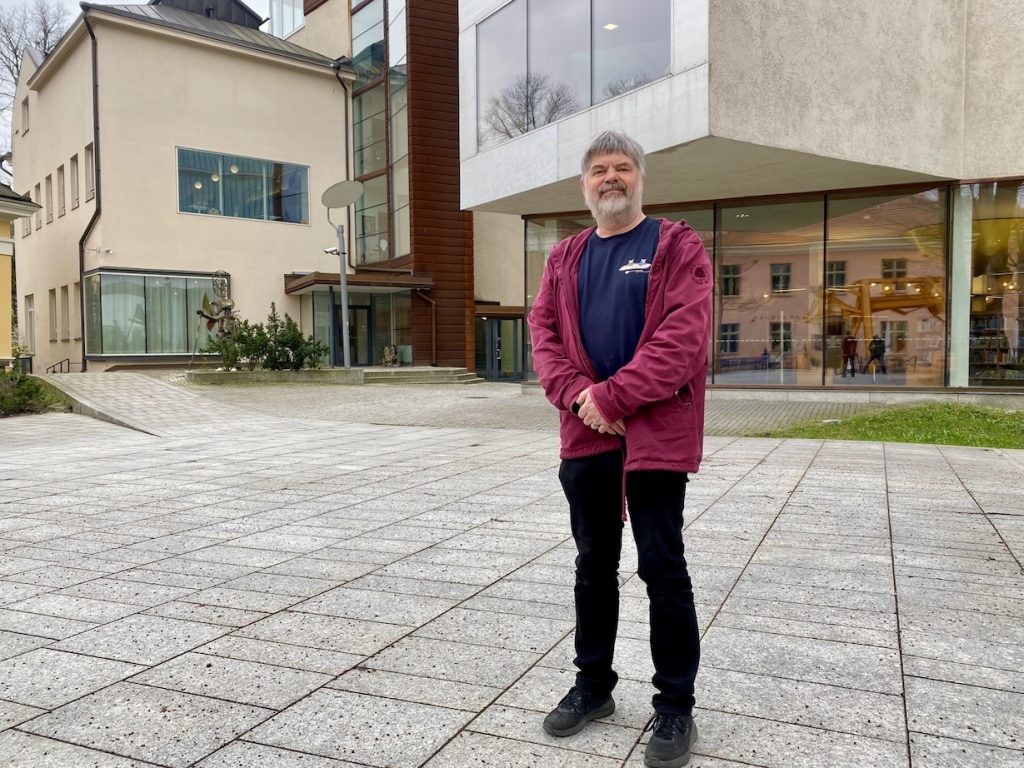 Gunnar Högnäs on järjestänyt Turun kaupunginkirjastossa vuosien ajan erilaisia tapahtumia. Toukokuussa 2025 Kirjastopihassa koetaan jälleen Turun puhallinmusiikkijuhlat. Kuva: Tuomas Pelttari