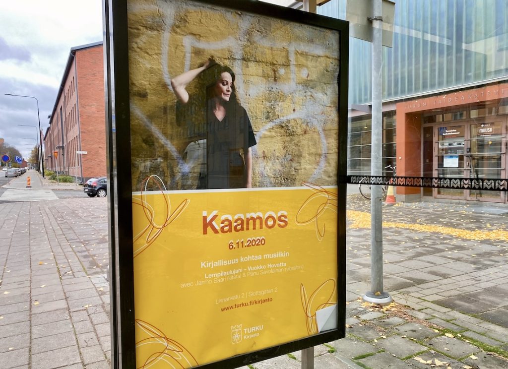 Kaamos-tapahtumat näkyivät katukuvassa. Vuokko Hovatta mainoksessa vuonna 2020. Kuva: Tuomas Pelttari