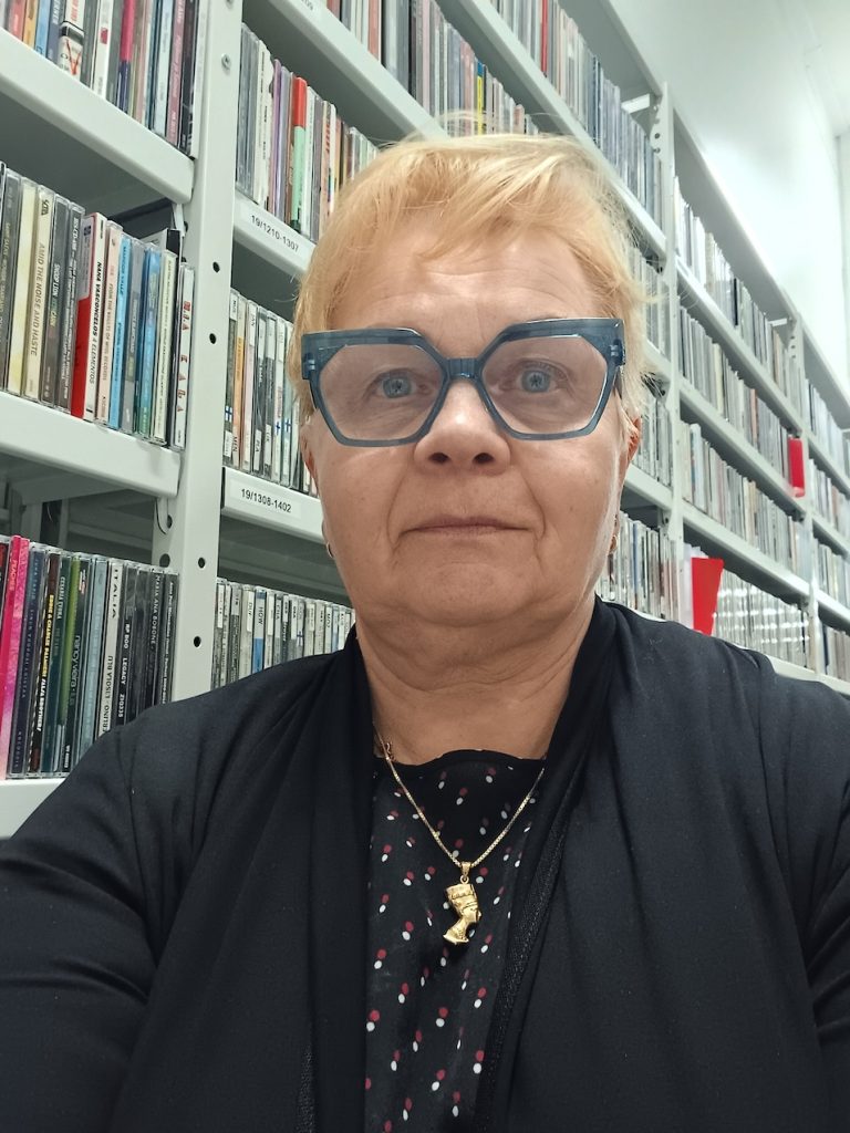 Sirpa Janhonen ja Varastokirjaston CD-aineistoja. Kuva: Sirpa Janhonen