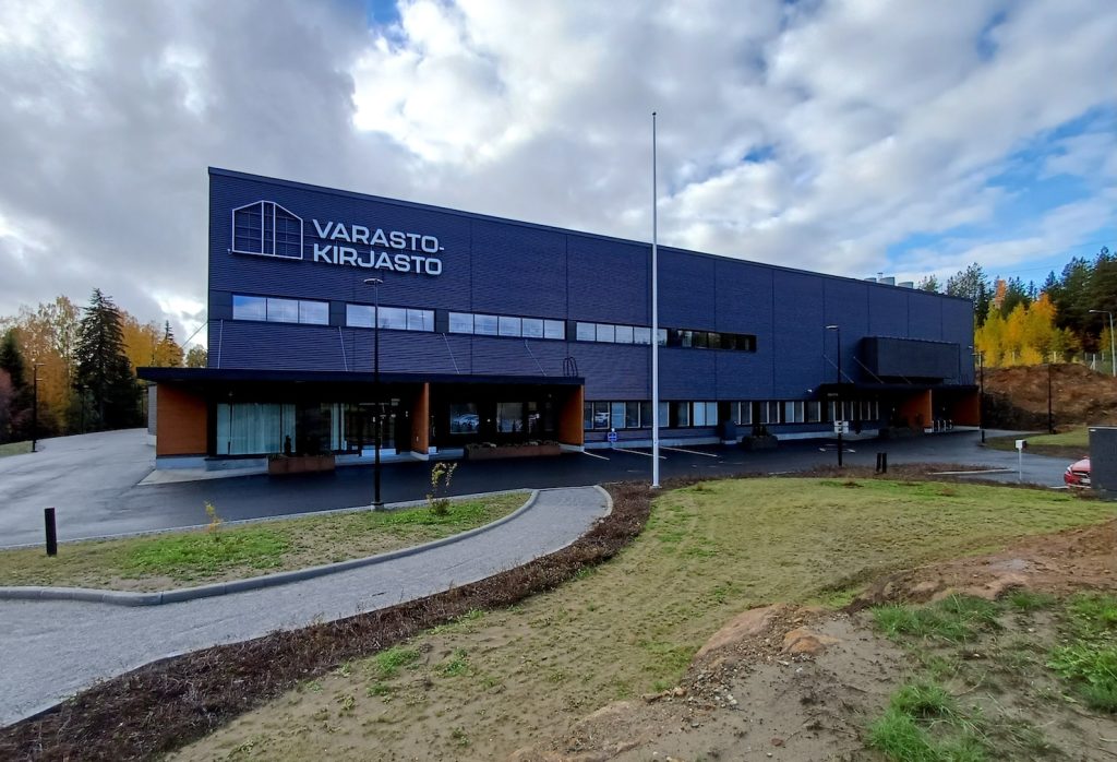 Varastokirjaston uudisrakennuksen tyylikkyyttä syksyllä 2025. Kuva: Sirpa Janhonen