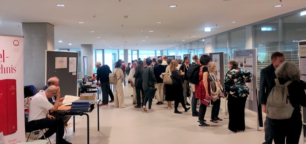 IAML Salzburg 2025 posterikatsaus. Kuva: Ilona Heinonen