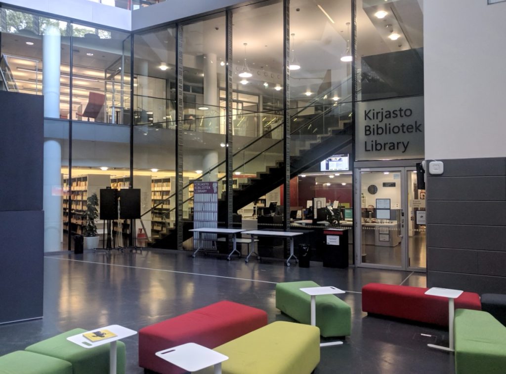 Taideyliopiston Agora-aulasta pääsee suoraan Sibelius-Akatemian kirjastoon. Kuva: Harri Ollikainen