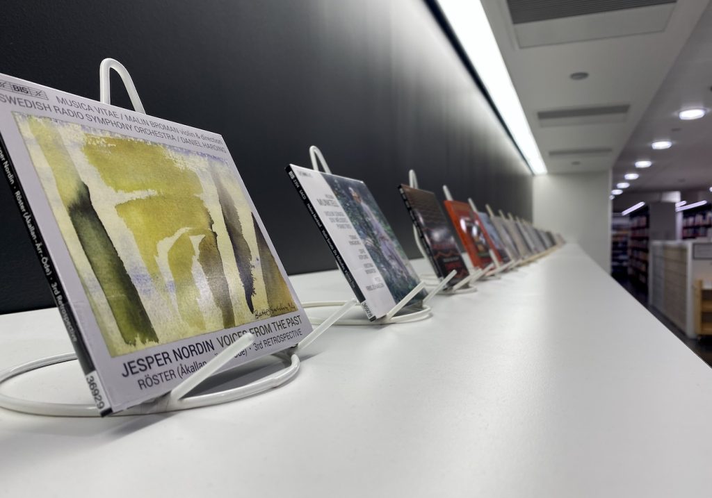 Musiikkitalossa Helsingin keskustassa sijaitsevan kirjaston linjakuutta. Kuva: Tuomas Pelttari