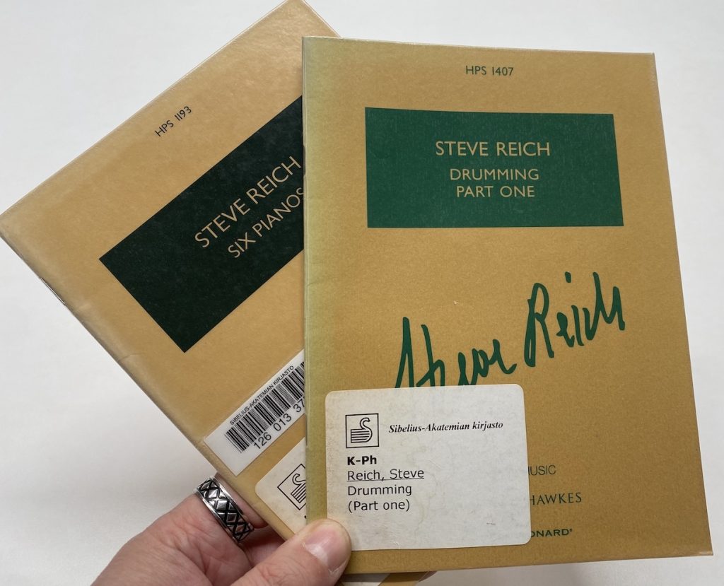 Taideyliopiston Töölön kampuskirjaston pienoispartituureista löytyy esimerkiksi säveltäjä Steve Reichin (s. 1936) teoksia. Kuva: Tuomas Pelttari