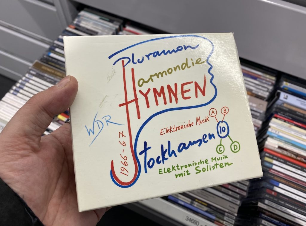 Säveltäjä Karlheinz Stockhausen (1928–2007) julkaisi laajaa sävellystuotantoaan omalla levymerkillä. 1990-luvun alkupuolella alkaneen julkaisusarjan kymmenes osa Hymnen on neljän CD-levyn kokonaisuus. Kuva: Tuomas Pelttari