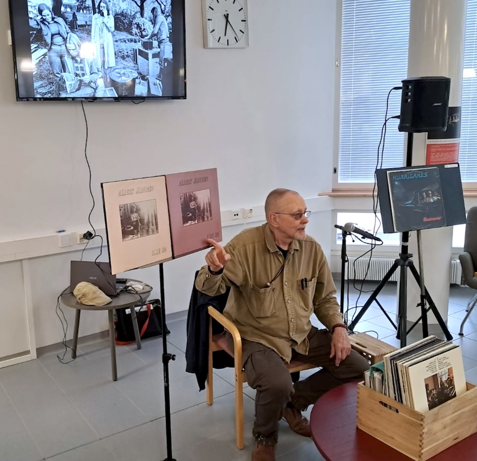 Risto Vuorimies luennoi Salon pääkirjastossa Taiteiden Yässä 28. elokuuta 2025. Kuva: Jaakko Lind