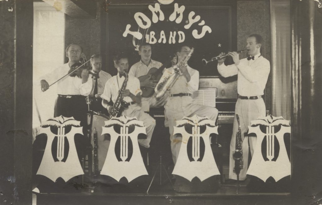 Riihimäen Seurahuone, Tommy's Band. Muusikot vasemmalta lukien Basil Borteanou (viulu), Niku Jussila (alttosaksofoni, klarinetti ja sello), Yrjö Mannersalo (tenorisaksofoni ja 2. viulu), Tommy Tuomikoski (saksofoni ja klarinetti) ja Erkki Rahkola (piano). Rumpuja ja kitaraa soittaneiden nimiä ei tiedetä. Kuva: Musiikkiarkisto / Yrjö Mannersalon arkisto