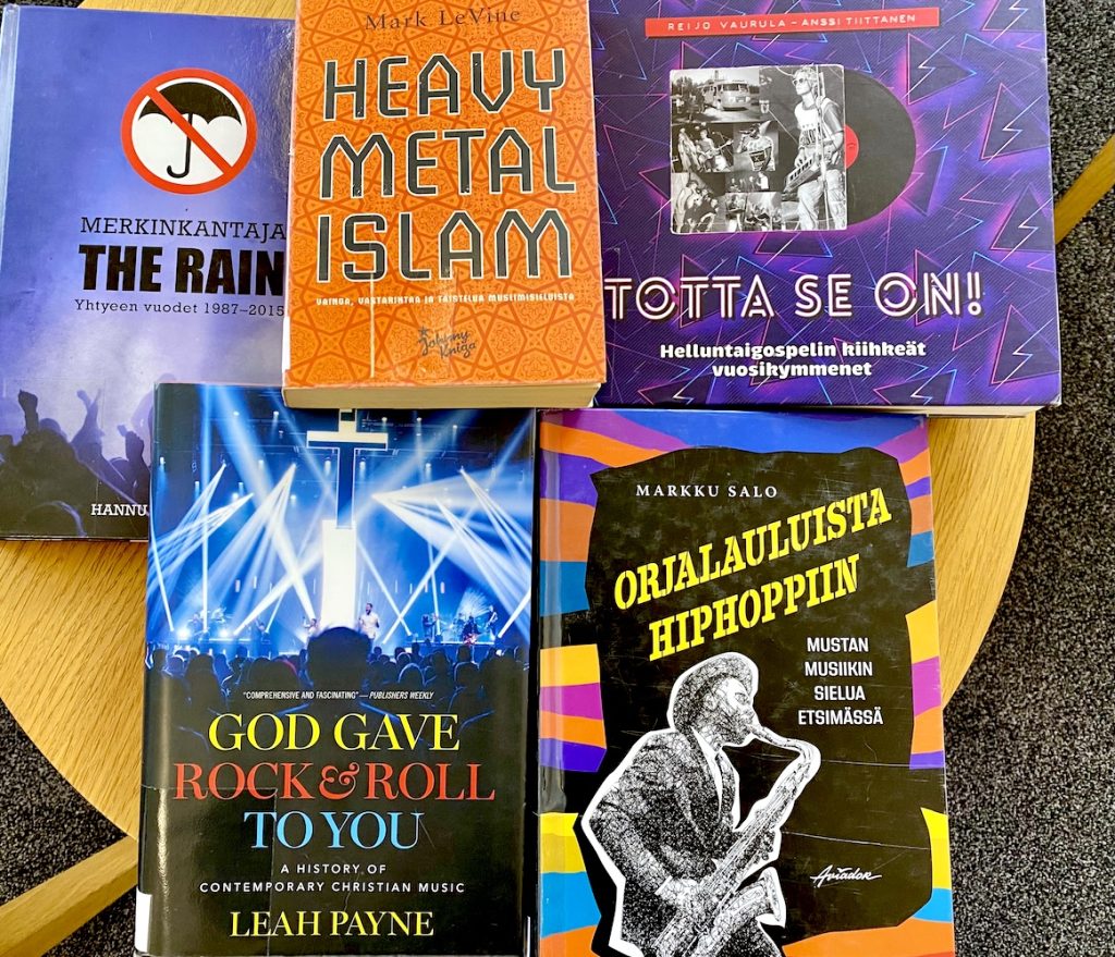 Gospeliin ja hengelliseen musiikkiin liittyvää kirjallisuutta kannattaa kysyä kirjastosta. Kuva: Tuomas Pelttari 24.4.2026