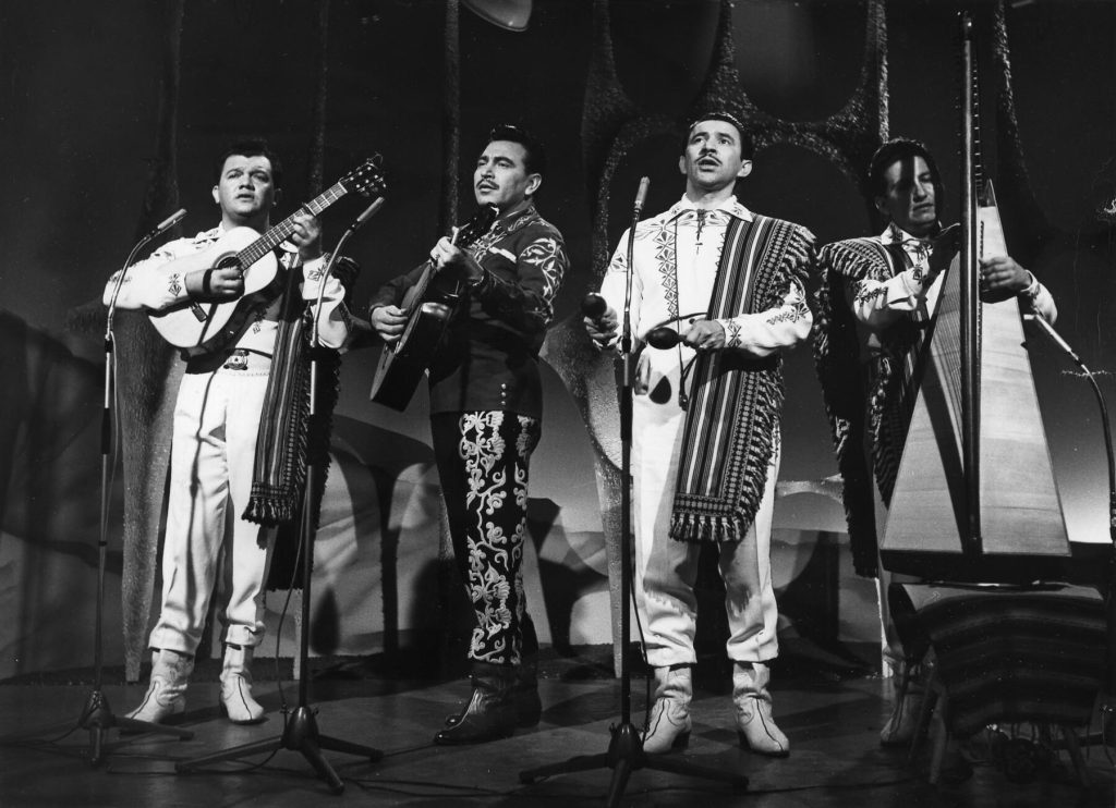 Los Paraguayos -yhtye televisiossa 4.4.1962. Kuva: Olli Nieminen / OTK Mainososasto / Työväen Arkisto / Finna