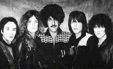 Thin Lizzy: Brian Downey (vas.), John Sykes, Phil Lynott, Scott Gorham ja Darren Wharton. Kuva: heavyharmonies.com.