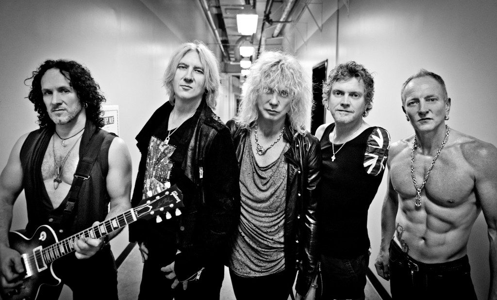 Def Leppard pitkäaikaisimmassa kokoonpanossaan: Vivian Campbell (vas.), Joe Elliott, Rick Savage, Rick Allen, Phil Collen. Kuva: Ash Newell Photography | Def Leppard kotisivu.