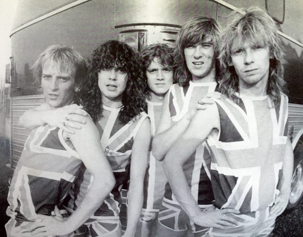 Brittiyhtye Def Leppard: Phil Collen (vas.), Rick Savage, Rick Allen, Joe Elliott ja Steve Clark. Kuva kirjasta Halfin & Fricke: Animal Instinct – The Def Leppard Story (1987).