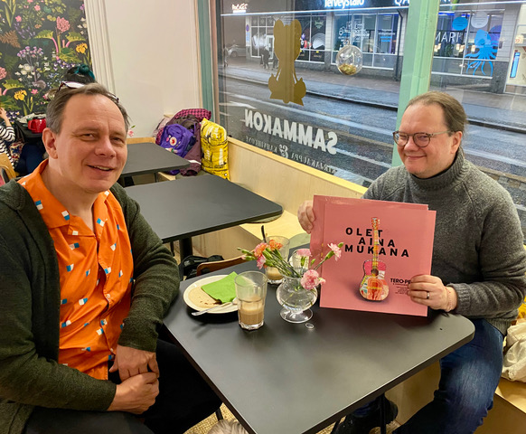 Tero-Petri Suovanen ja Tuomas Pelttari uuden Olet aina mukana -vinyylin ääressä 14. joulukuuta 2021. Kuva: Sammakon Henry, Turku