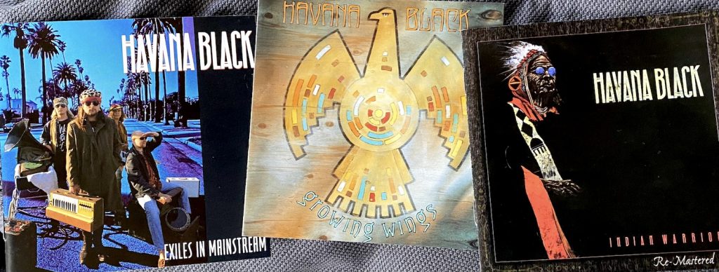 Havana Black CD-tuotantoa 1988–1993: oikealla Indian Warriorin remaster, vasemmalla Exiles In Mainstream (1991), keskellä -93 julkaistu Growing Wings. Kuva: Tuomas Pelttari