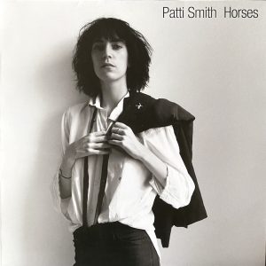 Patti Smith: Horses (Arista Records 1975). Kannen valokuva: Robert Mapplethorpe