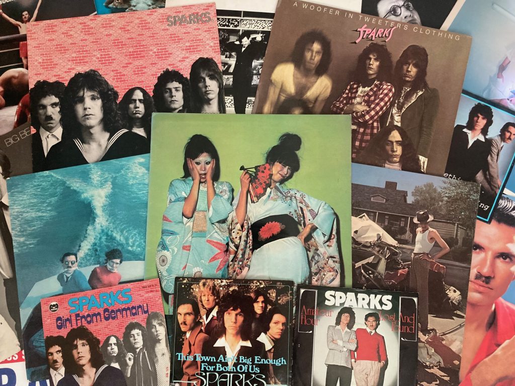Sparks teki 1971–1975 albumit Sparks, A Woofer In Tweeter's Clothing, Kimono My House, Propaganda ja Indiscreet. Kollaasi 📷 Jukka Uotila