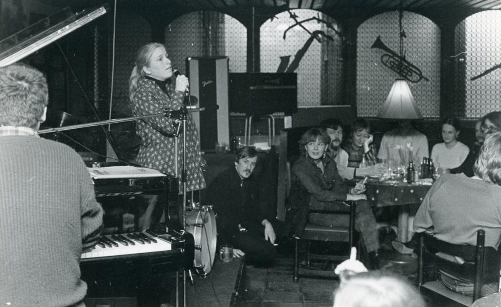 Eija Ahvo laulaa Helsingin Kaupunginteatterin illanistujaisissa vuonna 1980. Kuva: Hotelli- ja ravintolamuseo / Finna