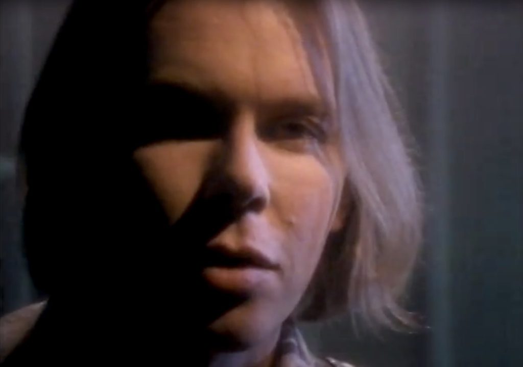 J. Karjalainen vuonna 1991 videoraidalla Luuranko rämisee.