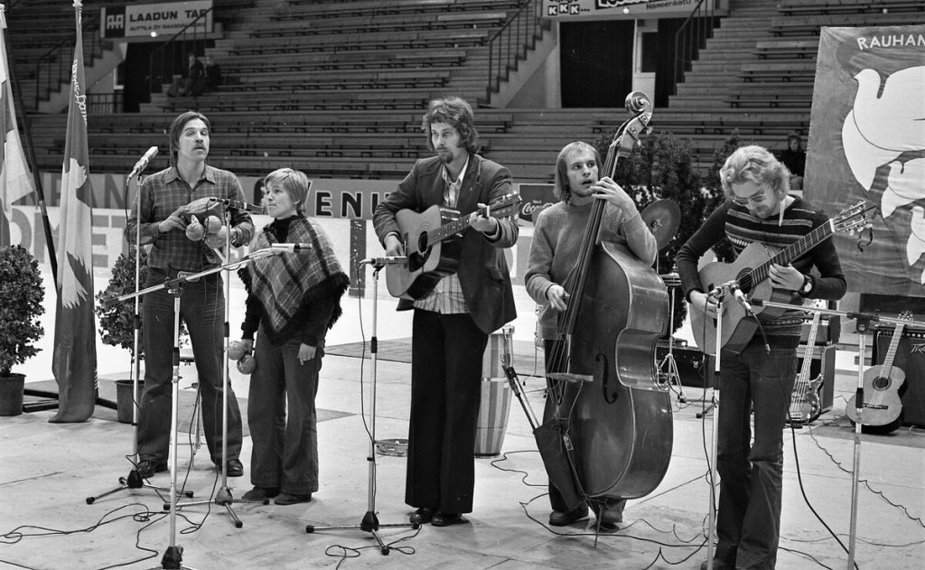 Punainen Lanka esiintyy Tampereella Hakametsän jäähallissa Suomen Rauhanpuolustajien juhlissa vuonna 1974. Kuva: Ari Johansson / Työväenmuseo Werstas / Finna