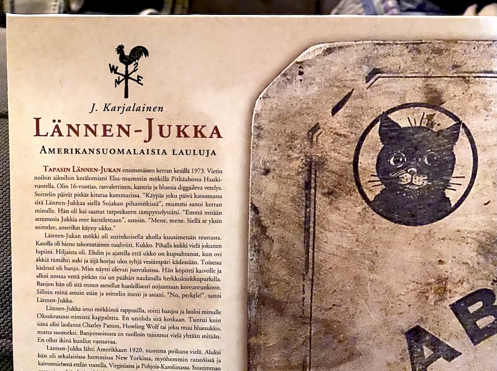 Yksityiskohta Lännen-Jukan vinyylipainoksen sisäkannesta. Tarina on kannessa suomeksi ja englanniksi, Ouija-laudan molemmin puolin. Kuva: Tuomas Pelttari