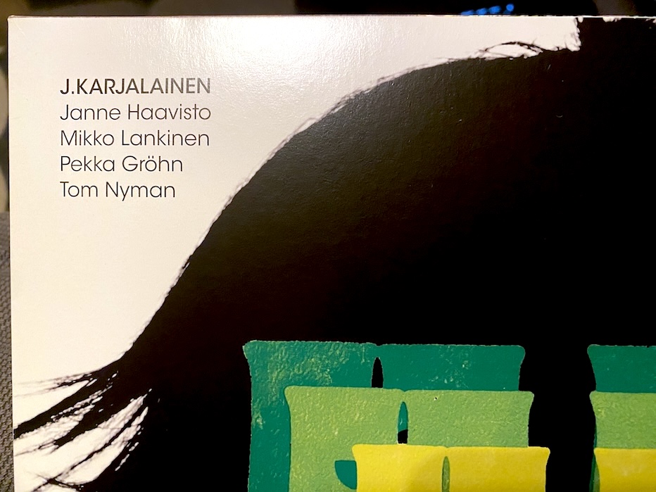 Yksityiskohta Et ole yksin -albumin vinyylipainoksen kannesta. J. Karjalaisen bändissä soittivat 2013 julkaistulla albumilla Janne Haavisto, Mikko Lankinen, Pekka Gröhn ja Tom Nyman. Kuva: Tuomas Pelttari